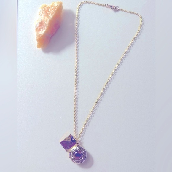 Necklace “The Lovers” card & Locket, Lacy floral design, NWOT goldtone chain 17” - Picture 7 of 7